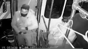 Captura de pantalla del video que captaron las cámaras de seguridad de la unidad que fue asaltada en Puebla.