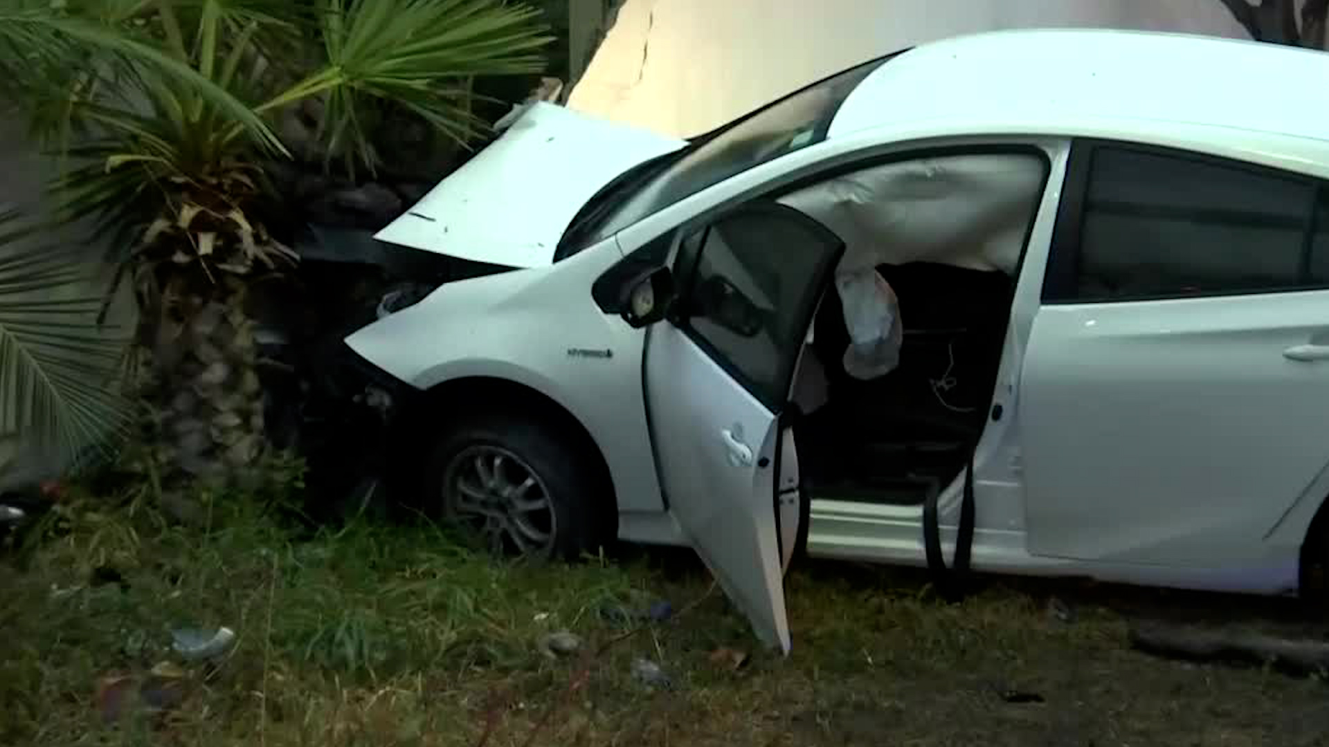 Sobre la Av. Constitución, un vehículo derrapó e impactó contra un muro de contención de una gasolinera.