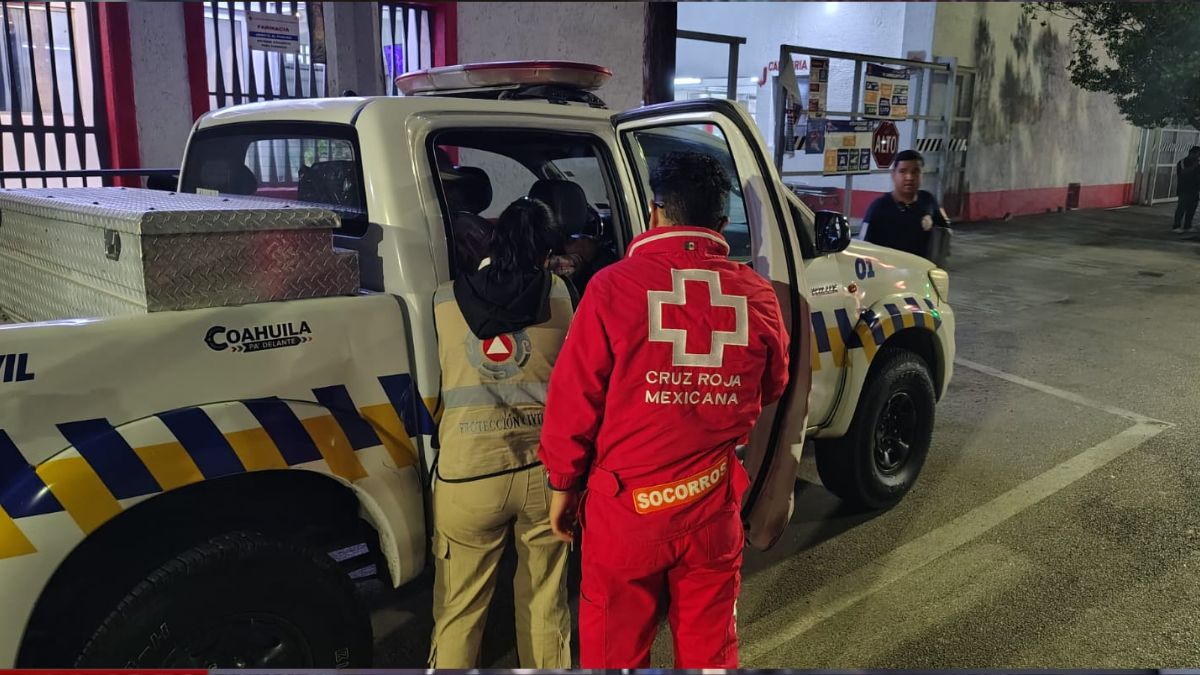 Bomberos de Torreón rescatando el dedo de un hombre y una unidad.