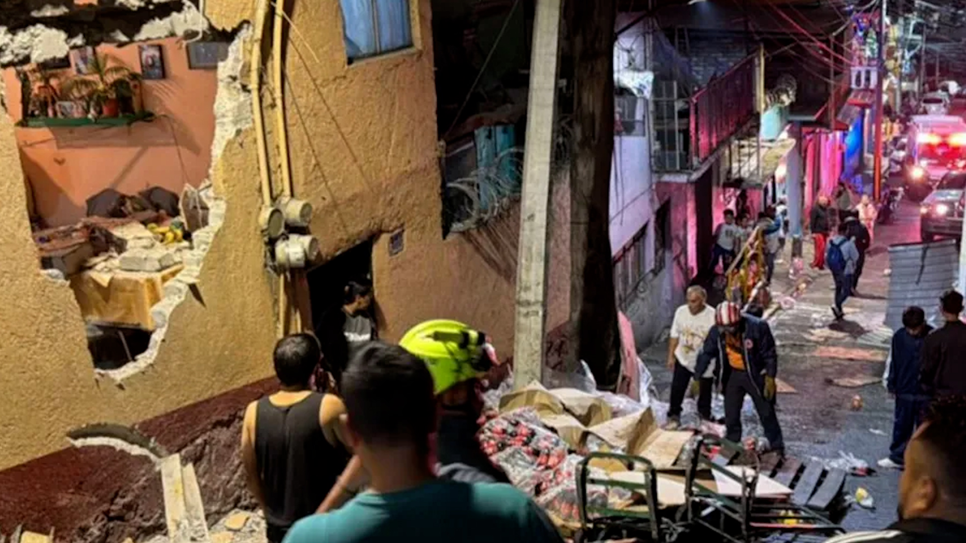 El accidente provocó daños en varias viviendas de la zona. Al lugar arribaron elementos de la policía y Protección Civil.