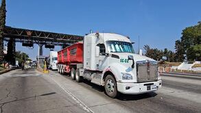 Trailer estacionado en la caseta de Ocotlán durante el bloqueo de carreteras en Jalisco en sus límites con Michoacán