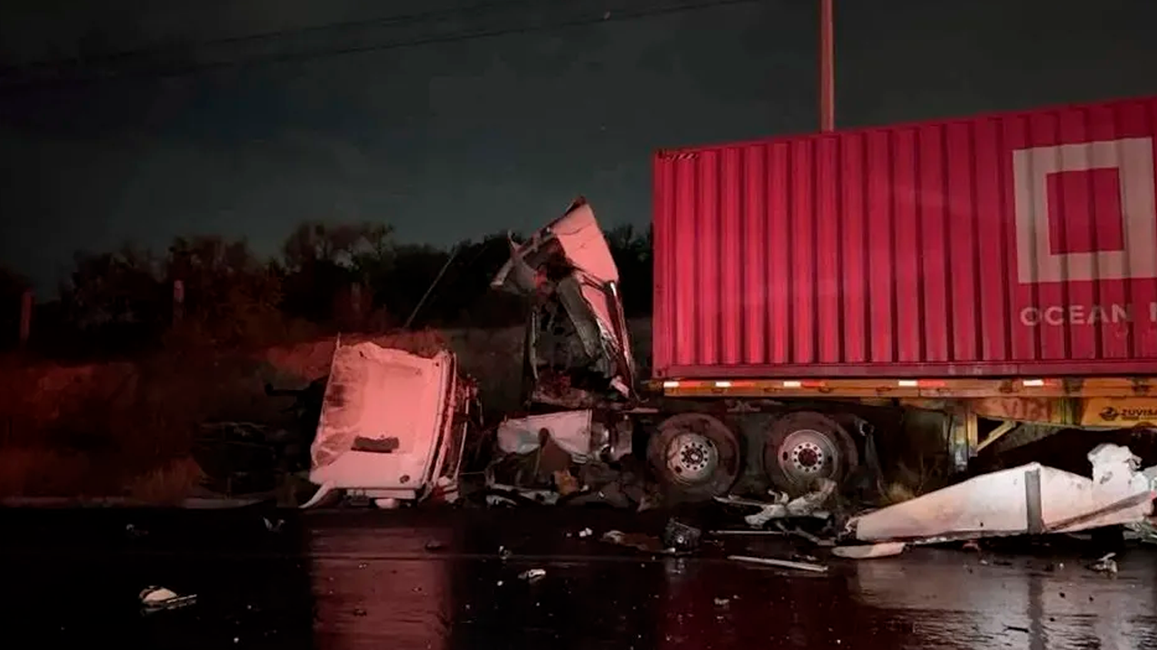 Un trailero murió tras un choque frontal entre dos unidades de carga en Pesquería. El otro operador huyó del sitio.