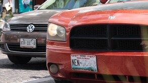 un auto con placas del estado de méxico circulando en la ciudad de puebla
