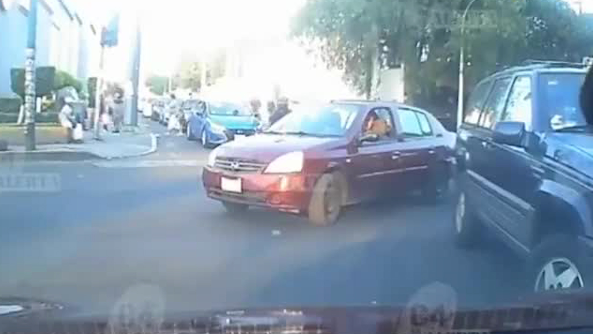 El presunto conductor de un taxi pirata dio vuelta en un retorno para hacer doble fila en una vialidad.