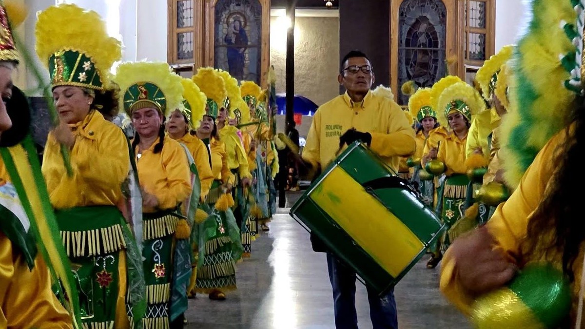 Mujeres con vestimenta de danzante en color amarillo