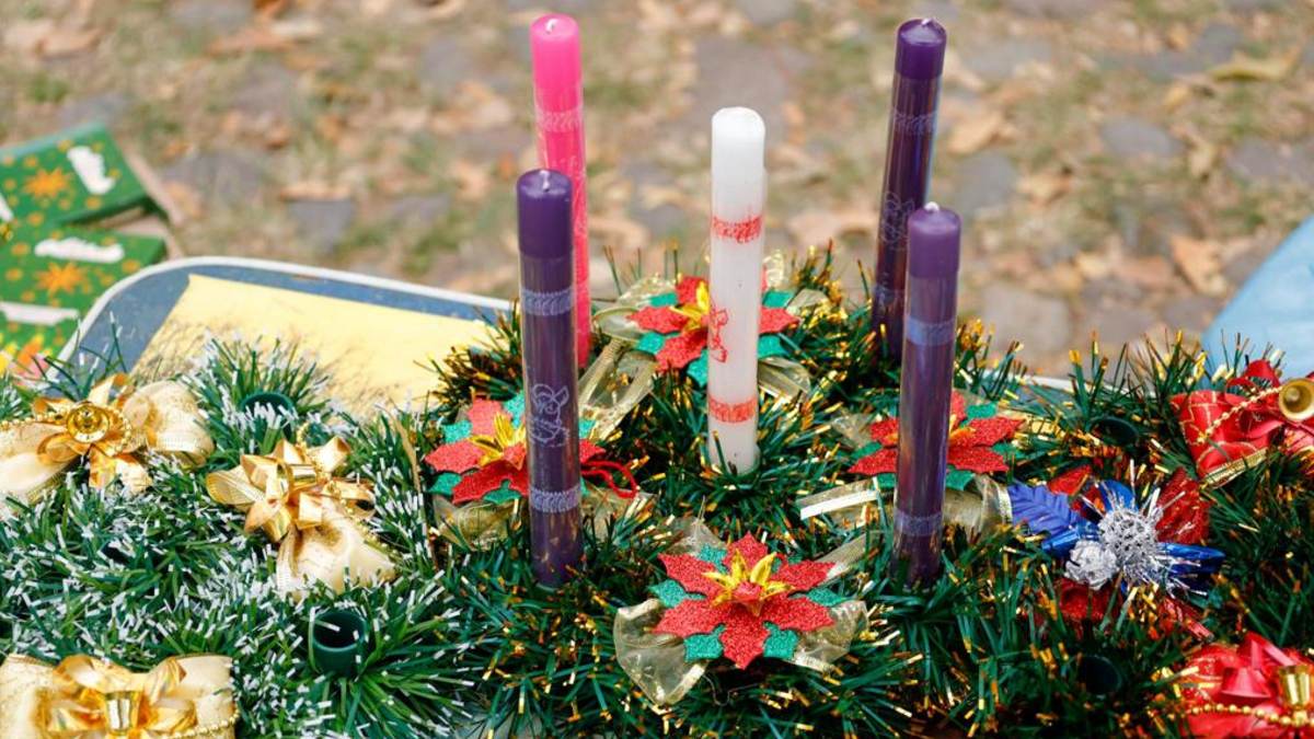 corona de adviento en una charola