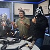 El Hijo del Santo en la cabina de RG La Deportiva junto a José Elgueta, Juan Rodríguez y la dinastía LA Park.