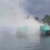 Humo en embarcación y distintos botes