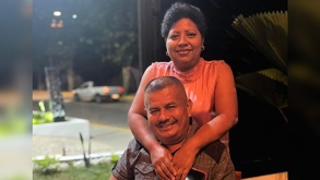 una pareja abrazada en un restaurante