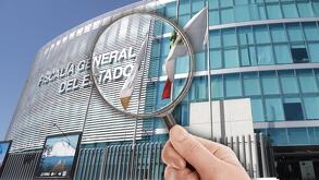 Fachada de la Fiscalía de Puebla con una lupa de investigación.
