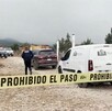 Se observa un terreno y una camioneta blanca que dice funerarias Martínez, además hay una cintilla amarilla de prohibido el paso.