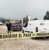 Se observa un terreno y una camioneta blanca que dice funerarias Martínez, además hay una cintilla amarilla de prohibido el paso.