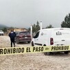 Se observa un terreno y una camioneta blanca que dice funerarias Martínez, además hay una cintilla amarilla de prohibido el paso.