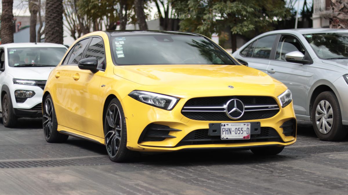 un auto deportivo con placas de morelos circulando en la ciudad de puebla