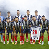 Jugadores de Rayados previo al inicio del partido de ida contra América; Germán Berterame sostiene la playera de Lucas Ocampos.