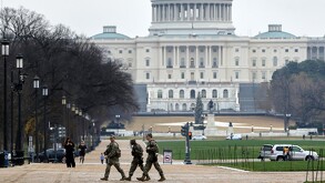 Agentes de la Guardia Nacional vigilando la Casa Blanca tras tiroteo en Washington.