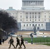 Agentes de la Guardia Nacional vigilando la Casa Blanca tras tiroteo en Washington.