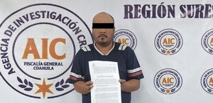 Se observa a un hombre parado y al fondo se ve una lona que dice Agencia de Investigación Criminal.