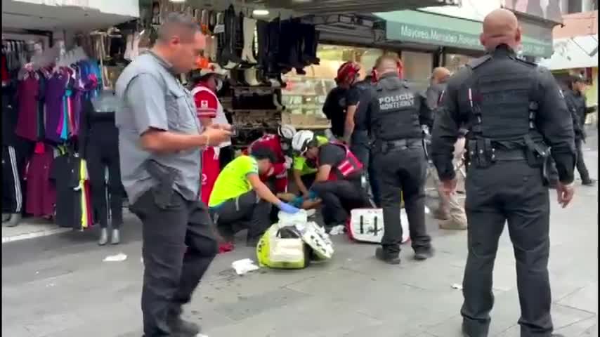 Tras escapar de un ataque a balazos, un hombre llegó herido al cruce de avenida Benito Juárez y 15 de Mayo, en el Centro del municipio de Monterrey.