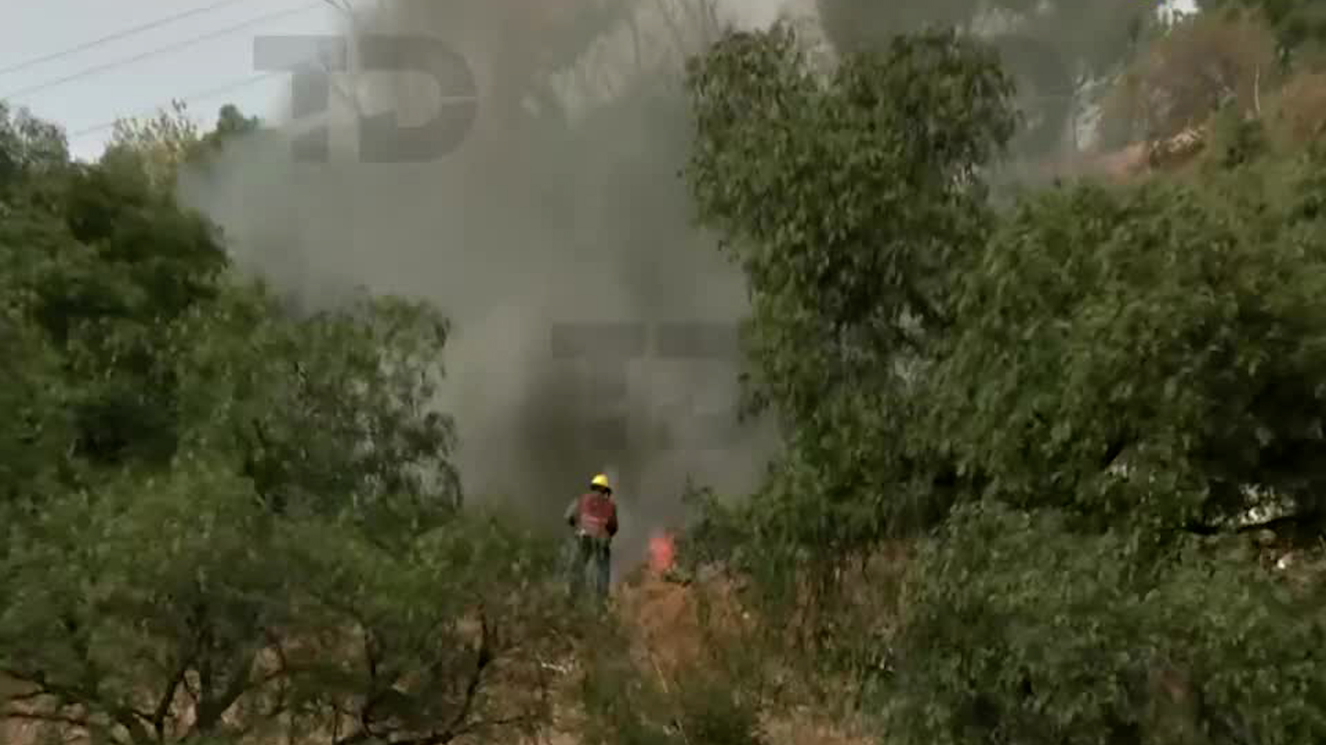 La quema de un pastizal en la bajada de la Carretera México-Pachuca alertó a los pobladores de la zona. Siguen en la espera de bomberos.