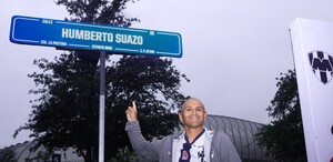 Humberto Suazo señalando con el dedo la placa de la nueva calle con su nombre.