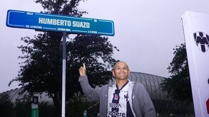 Humberto Suazo señalando con el dedo la placa de la nueva calle con su nombre.