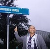 Humberto Suazo señalando con el dedo la placa de la nueva calle con su nombre.