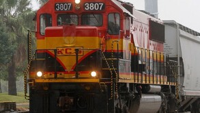 Foto genérica de tren en Coahuila, de color naranja y negro.