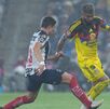 Rayados y América disputando bajo la lluvia el primer partido de los Cuartos de Final en el Gigante de Acero.