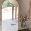 Imágenes de la mansión abandonada de Viñedos, llena de graffitis.