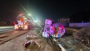 Pipa que transportaba leche volcada sobre el periférico Raúl López Sánchez de Torreón.