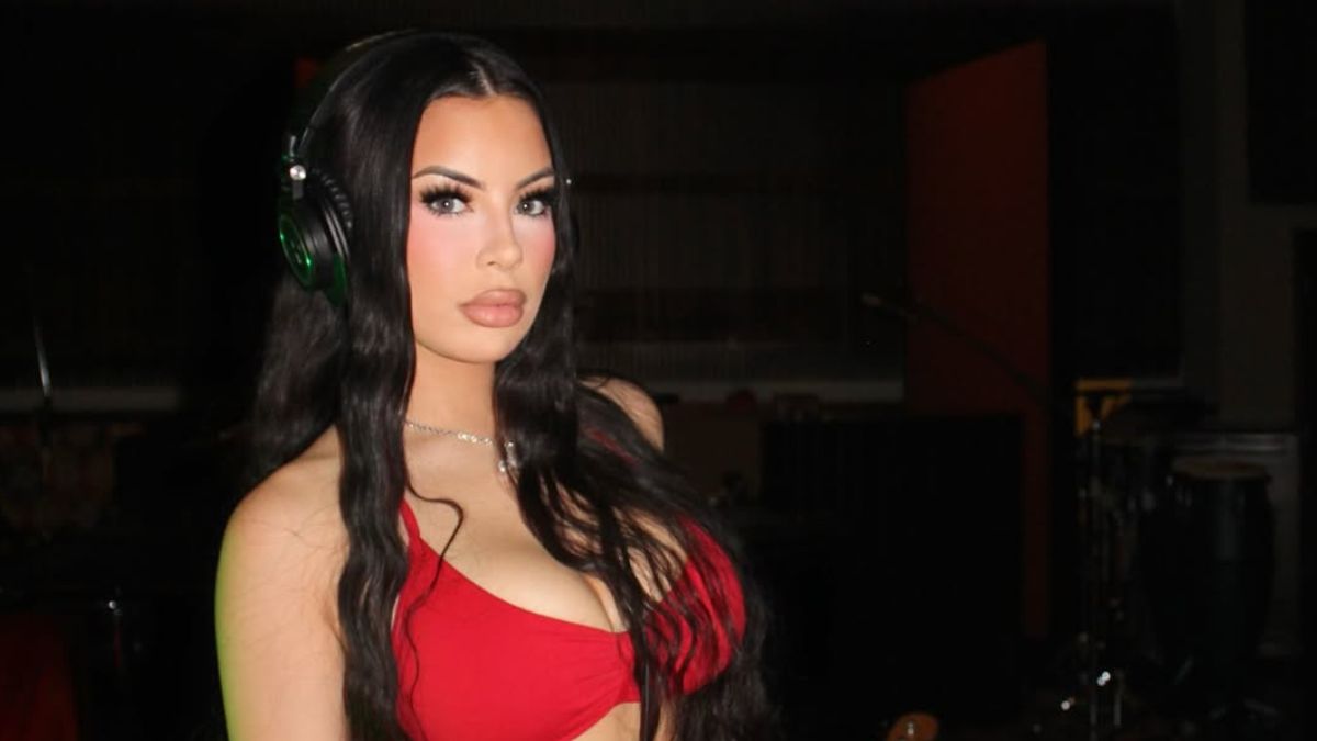 María de la Rosa, Delarosa, cantante colombiana en un estudio de grabación con un atuendo en color rojo.