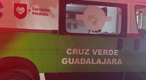 Costado de una ambulancia de la Cruz Verde Leonardo Oliva en Guadalajara con la sirena encendida durante la noche