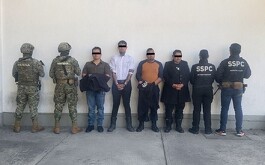 Elementos de la SSP y Marina de espaldas y tres hombres de frente