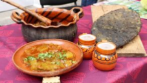 un plato de sopa de nopales y pulque en la presentación de la feria de palmar de bravo