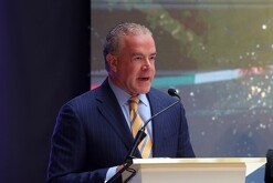 Imagen con el presidente de Miss Universo.