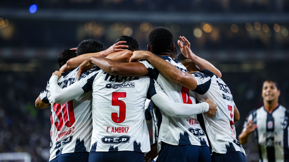 Jugadores de Rayados abrazados tras la segunda anotación.