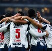 Jugadores de Rayados abrazados tras la segunda anotación.