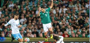 Raúl Jiménez disputando un balón vs la Selección de Uruguay en Torreón
