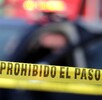 Cinta amarilla de prohibido el paso detrás de unos arbustos