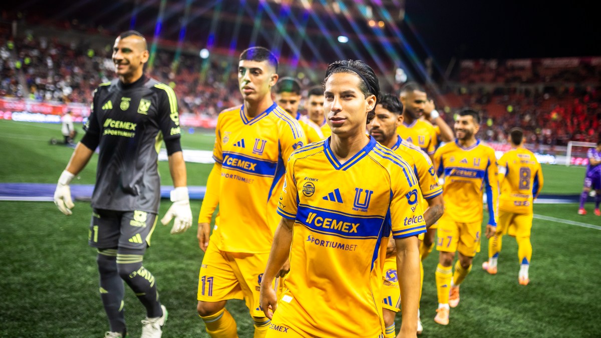Diego Laínez acompañado del resto del equipo saliendo de la cancha del Estadio Caliente.