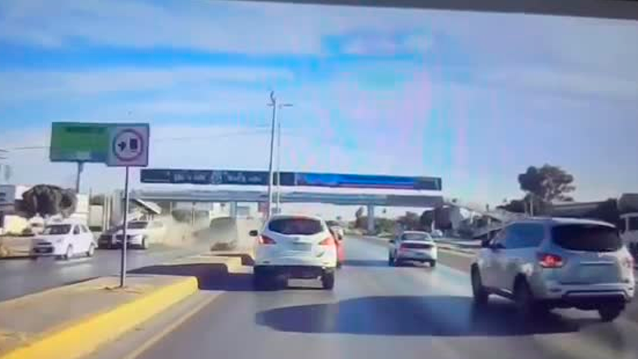 El impactante choque que se registró en periférico Raúl López Sánchez el pasado martes 25 de noviembre quedó captado en la cámara de un vehículo.