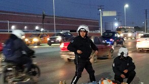 Agentes de Vialidad atendiendo a hombre que fue arrollado en la Zona Industrial de Torreón.