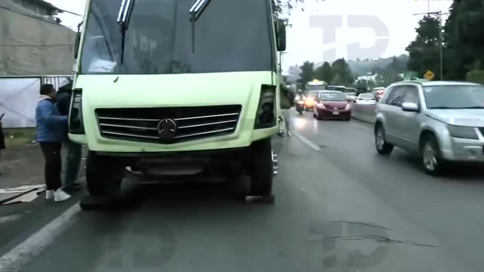 Testigos reportan que una pipa aventó al camión de pasajeros ocasionando el accidente.