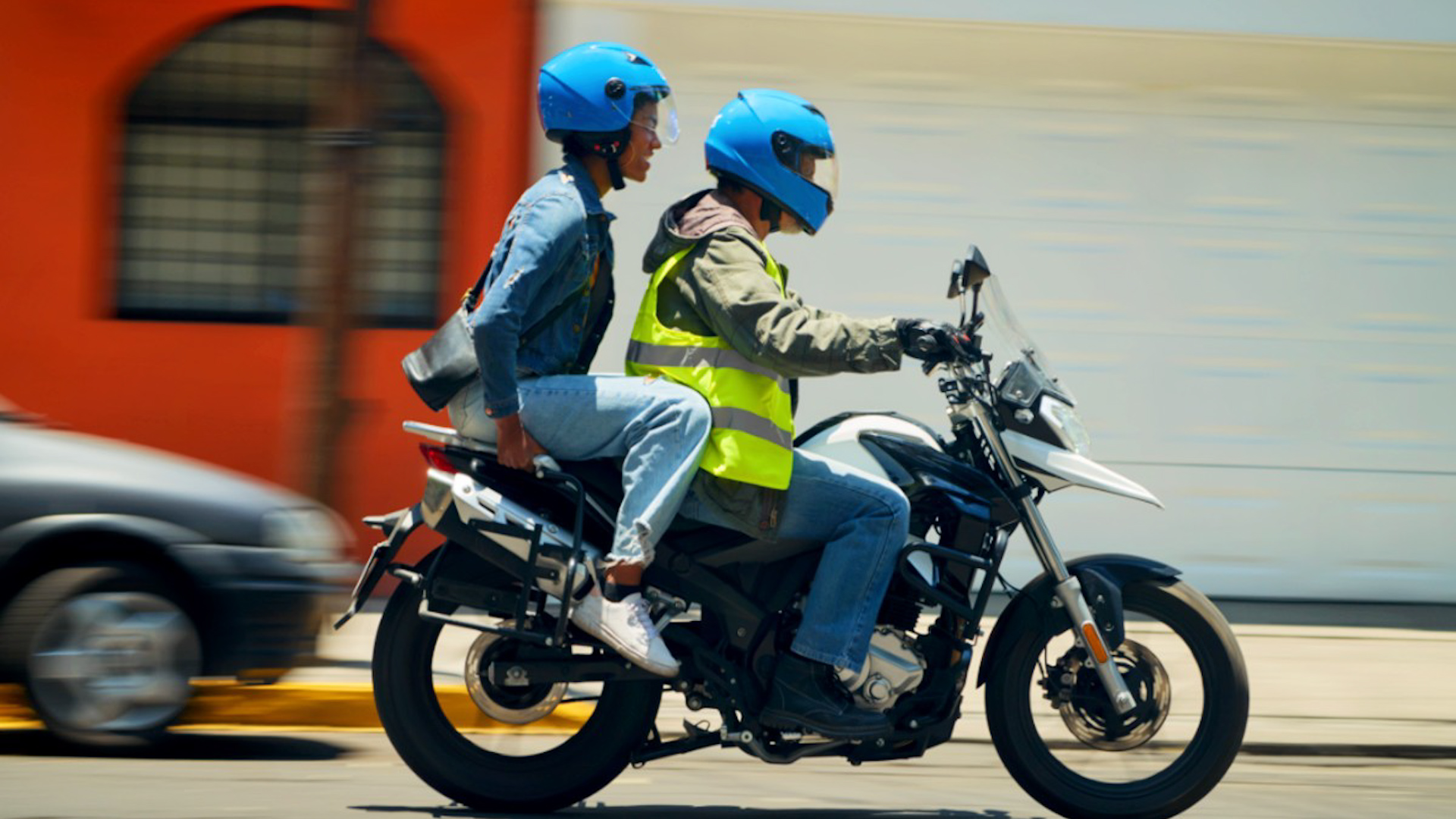 En caso de seguir operando, el gobierno capitalino podría retirarles todos sus permisos, incluyendo viajes en auto y entrega de comida.