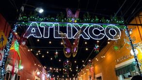 Letras del municipio de Atlixco con iluminación.
