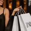 Mujer cargando bolsas de Zara fuera de una tienda aprovechando las ofertas del Black Friday