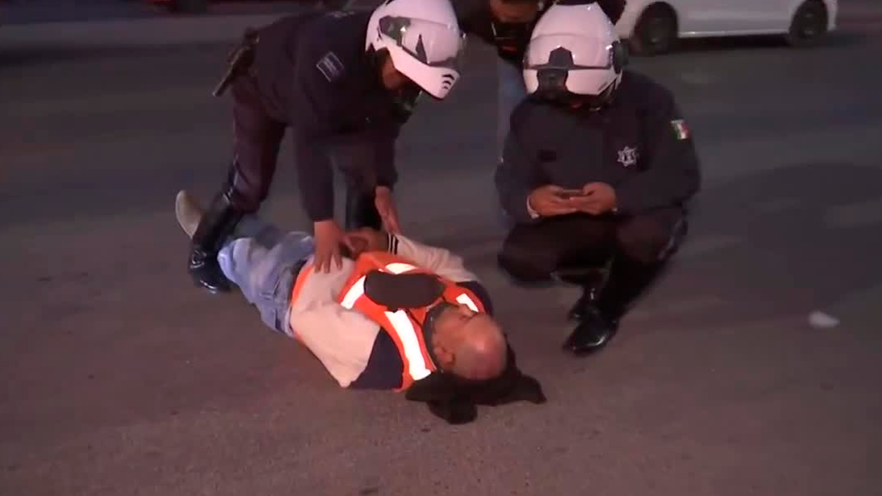 Un hombre de la tercera edad resultó lesionado tras ser impactado por un vehículo en la zona industrial de Torreón.