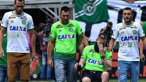 Hélio Neto, Jackson Follmann y Alan Ruschel, los futbolistas que sobrevivieron al accidente del Chapecoense en 2016.