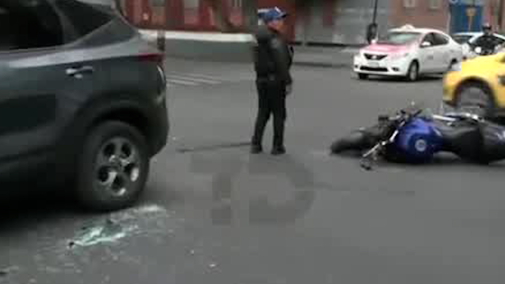 Paramédicos que atendieron al motociclista comentan que el accidente no causó lesiones graves en la víctima.